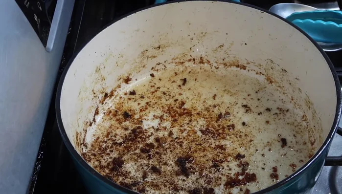En la misma olla donde se doraron las costillas, agregar la salsa licuada y sofreír por unos minutos.