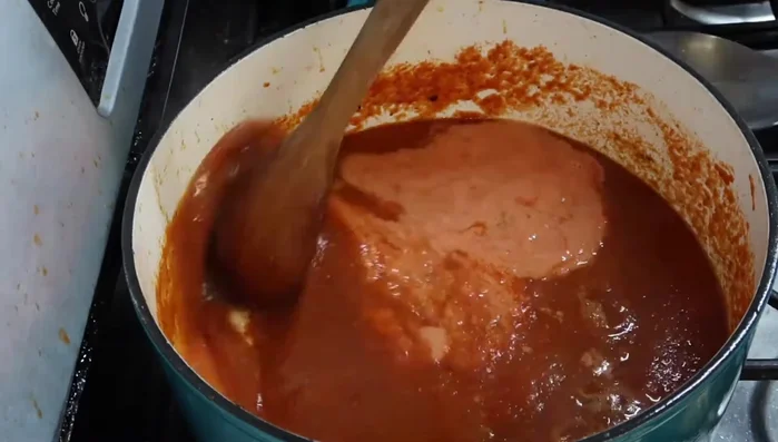 Agregar aproximadamente 1/4 taza de agua a la licuadora para aprovechar los restos de la salsa y añadir el cilantro. Verificar la sazón.