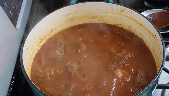 Retirar el cilantro, apagar el fuego y servir.
