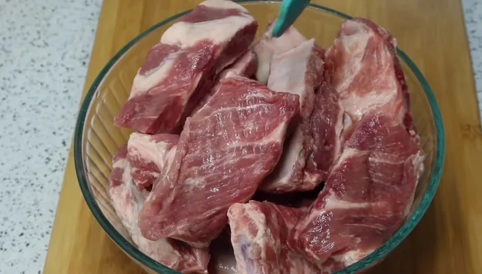 Cortar las costillas de puerco del tamaño deseado. (Se recomienda un tamaño mediano)