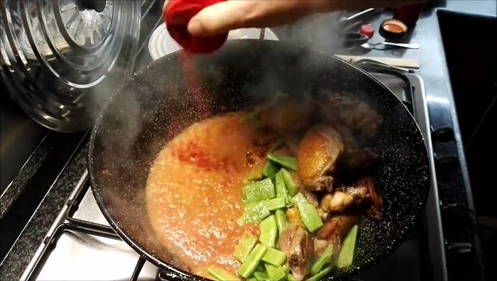 Añadir pimentón dulce (una cucharadita) y un poco de pimiento choricero. Mezclar con el pato. [167.17]