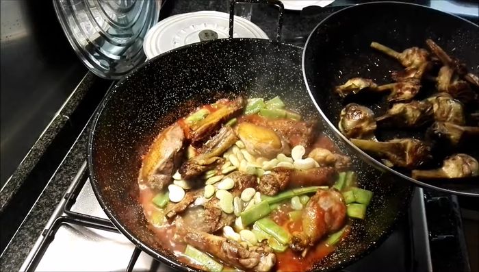 Añadir las alcachofas fritas previamente (para evitar que el caldo se oscurezca). [228.14]