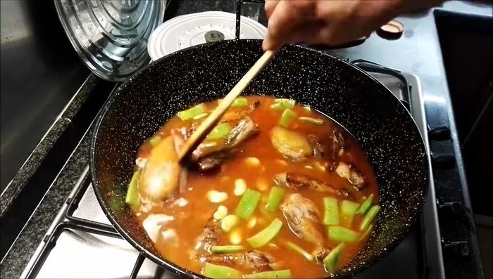 Añadir agua hasta cubrir la carne y dejar cocer a fuego suave-moderado durante aproximadamente 38 minutos. [244.67]