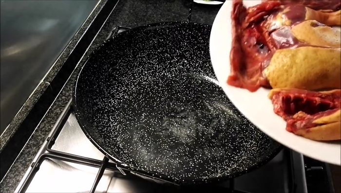 Sellar el pato en una sartén con poca cantidad de aceite hasta que la piel esté dorada. [20.26]