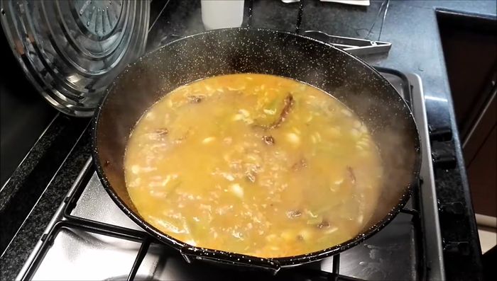Agregar el arroz (4 tazas). [283.46]