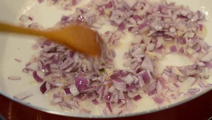 Agregar el cabrito, la chicha de jora, pimienta, comino y sal al gusto.