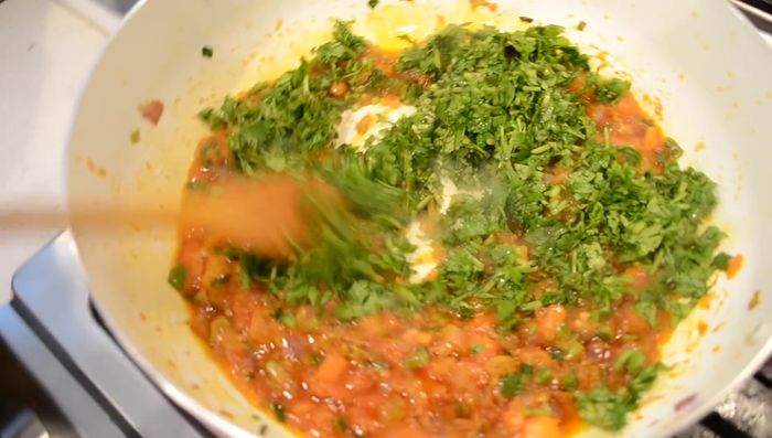 Incorporar el cilantro (culantro) al gusto.