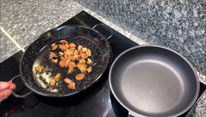 Saltear las setas en una sartén hasta que pierdan el agua.