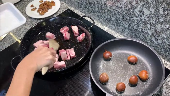 Retirar las setas y reservar. Dorar las costillas en la misma sartén con sal y pimienta.