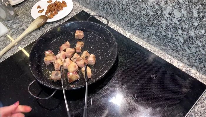 Retirar las costillas. En la sartén, sofreír los ajos picados (2 minutos).