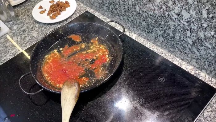 Incorporar las setas y las costillas a la sartén.