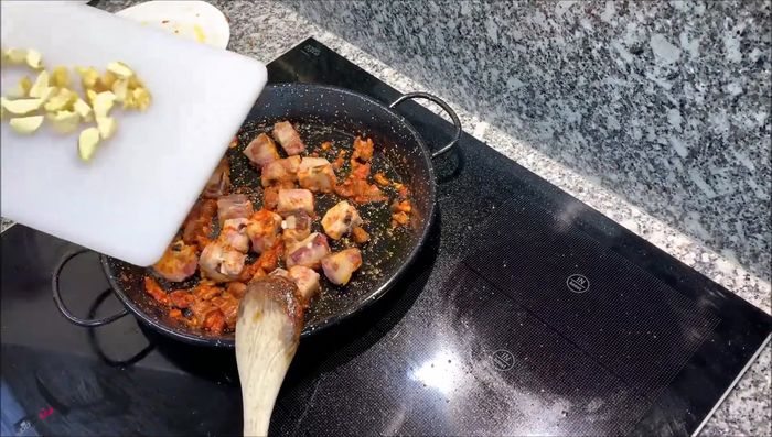 Añadir las castañas peladas y cortadas, y el arroz. Remover bien.