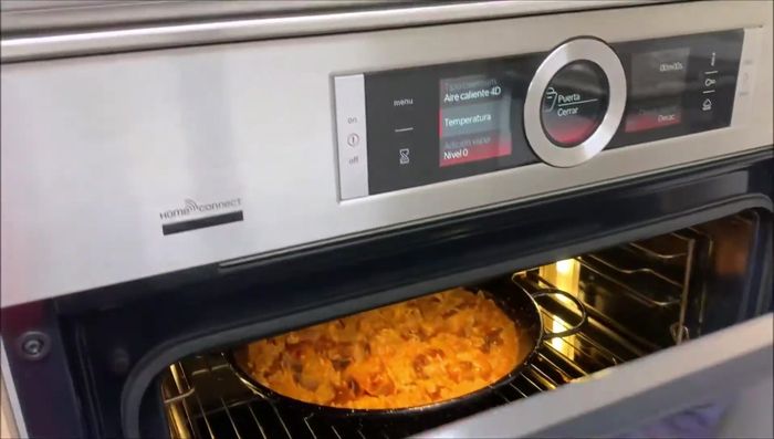 Pasados 5-7 minutos, llevar la sartén al horno precalentado a 180 grados durante 10 minutos.