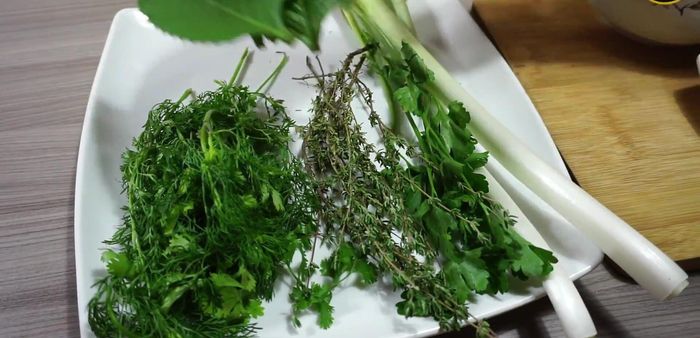 Preparar el marinado: Licuar cilantro, perejil, cebolla, tomillo, orégano, vinagre, vino blanco, sal y pimienta.