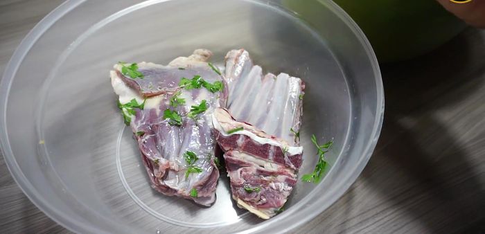 Marinar el cabrito con la mezcla anterior por al menos 12 horas, preferiblemente 24 horas, en la nevera.