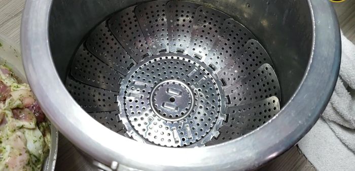 Cocer al vapor el cabrito marinado en una olla a presión con agua (que no sobrepase los agujeros de la vaporera) durante 20-30 minutos a media presión.