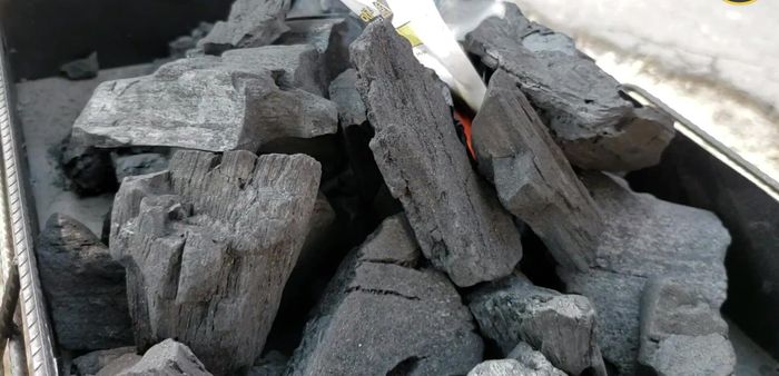 Asar el cabrito en la parrilla precalentada, previamente untada con aceite, durante 2-3 minutos por cada lado, hasta que esté dorado y con el sabor ahumado.