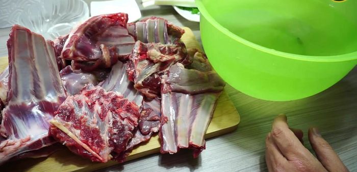 Remojar las costillas de cabrito en agua con vinagre, cebolla, cilantro, perejil y tomillo durante 2-3 horas (para quitar el sabor intenso).