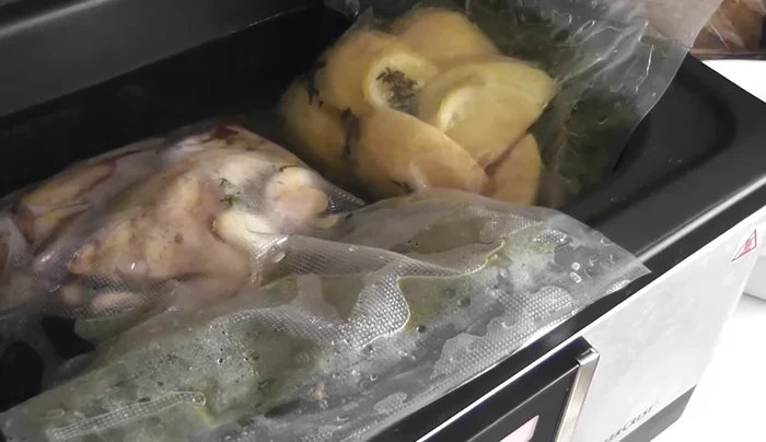 Hornear las codornices durante 6-8 minutos. Hornear las manzanas durante 4 minutos aproximadamente.