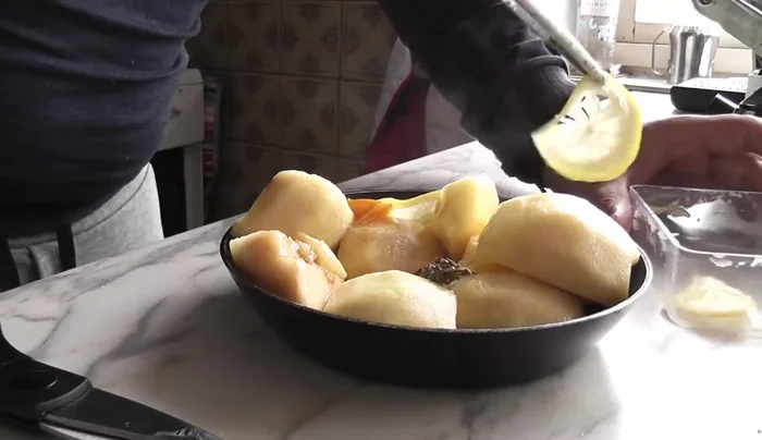 Preparar una salsa con cítricos (mandarina, limón), sal, un poco de miel y un chorrito de nata. Reducir la salsa.