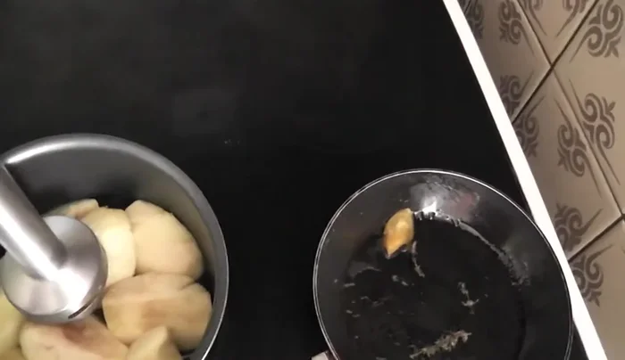 Hacer el puré de manzana.