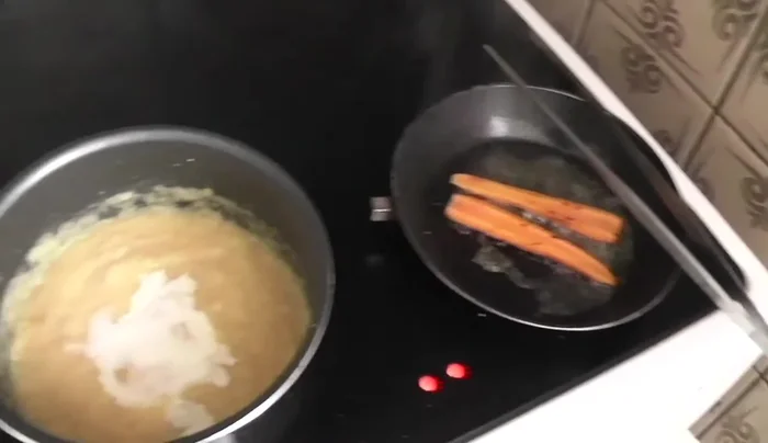 Añadir las zanahorias a la salsa.