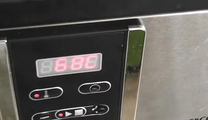 Cocer las codornices al vacío a 68 grados durante 42 minutos. Preparar las manzanas al vacío con tomillo y mantequilla.