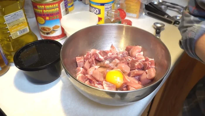 Agregar un huevo y mezclar nuevamente para que la carne absorba la humedad. Agregar fécula de maíz.