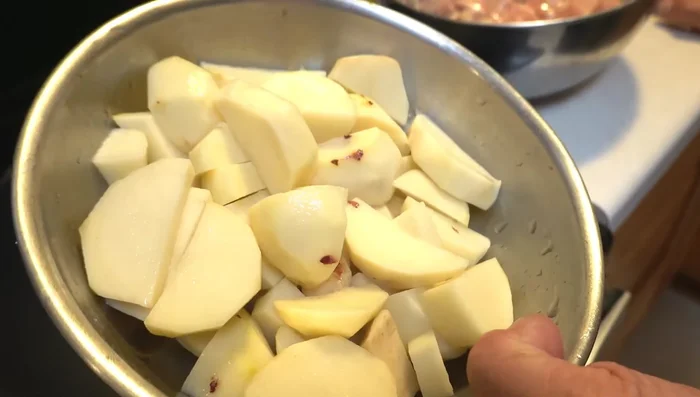Cortar las patatas en cubos pequeños.