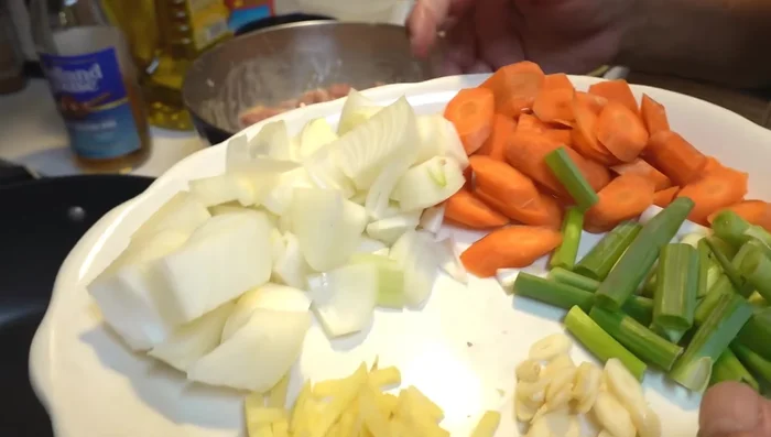 Picar las cebollas, el jengibre y el ajo.