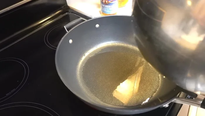 Calentar aceite en una sartén y dorar la carne de cerdo.