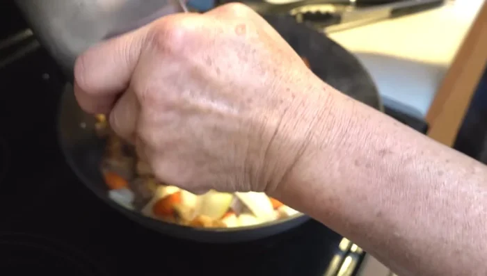 Agregar las patatas a la sartén.