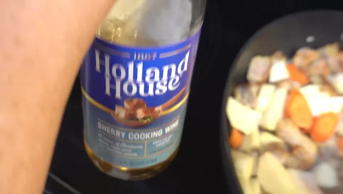 Agregar el vino de cereza para cocinar.