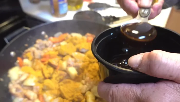 Agregar el curry en polvo, la salsa de ostras, el comino en polvo y el azúcar. Mezclar bien.
