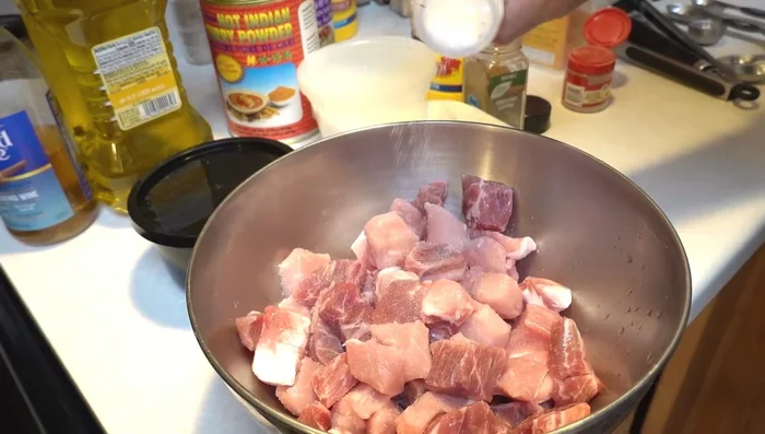 Sazonar el cerdo con sal, pimienta blanca y bicarbonato de sodio. Mezclar bien.
