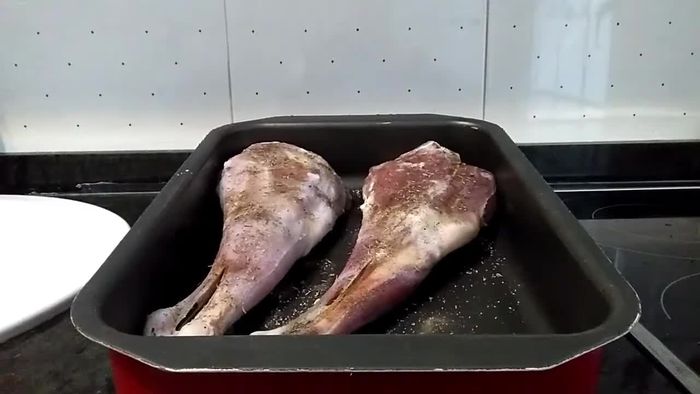 Coloque las piernas en el horno precalentado a 250 grados durante 6-8 minutos, hasta que se doren ligeramente en la parte inferior.