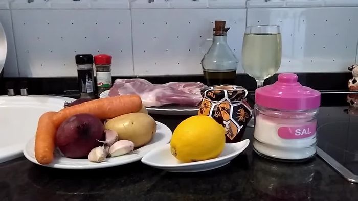 Sazone las piernas de cabrito con sal, pimienta y tomillo. Añada un chorrito de aceite de oliva.