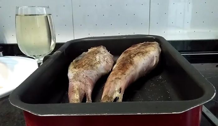 Regue las piernas con una copa de vino blanco.