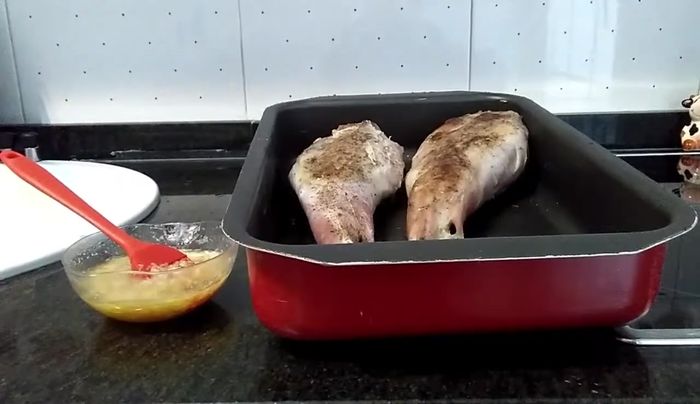 Prepare un majado con miel y zumo de limón. Con ayuda de un pincel, unte este majado sobre las piernas de cabrito.