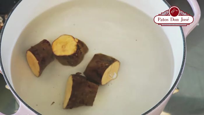 Preparar las guarniciones: Lavar bien los camotes y las papas pequeñas. Cocinarlos hasta que estén tiernos.