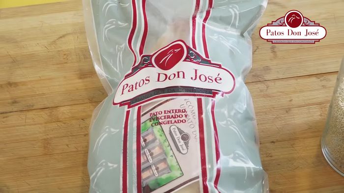 Descongelar el pato por al menos una noche en la heladera. Retirar las patitas y el exceso de grasa del cuello.