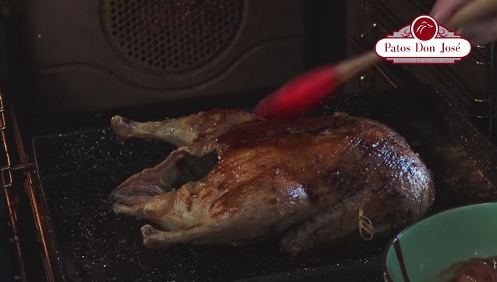 Bañar el pato con la salsa barbacoa 3-4 veces durante la cocción, cada 5 minutos aproximadamente, para evitar que se queme.
