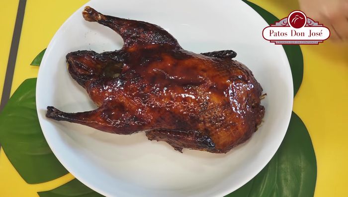Servir el pato con las guarniciones de camotes y papas. Aderezar las papas y camotes con una salsa de yogur o mayonesa casera con zumo de limón, sal, pimienta recién molida.
