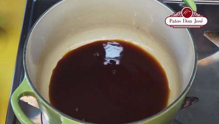 Preparar la salsa barbacoa casera: Mezclar salsa de soya clara, azúcar morena, aceite de sésamo (opcional), salsa barbacoa preparada, cebolla picada, y aceite de ajo. Cocinar a fuego lento durante 5-7 minutos hasta que espese.