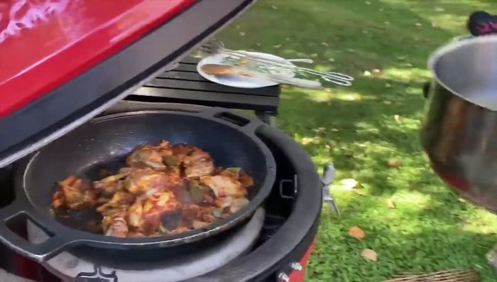 Añadir el caldo de pollo hirviendo (incluyendo el agua de hidratación de las setas).