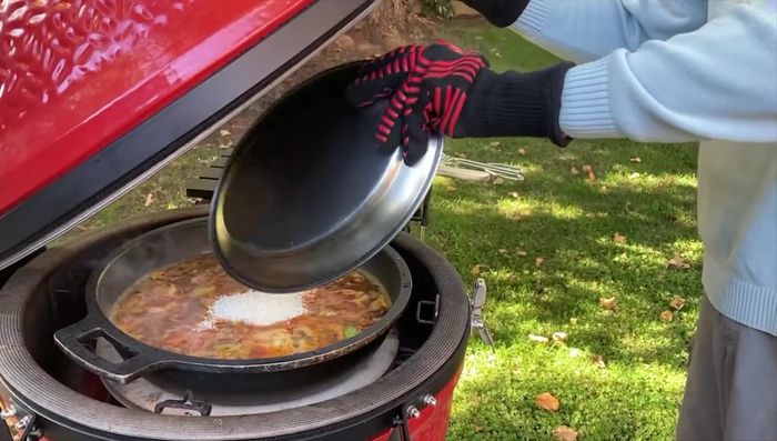 Agregar el arroz y dejar cocer a fuego medio durante 17 minutos.