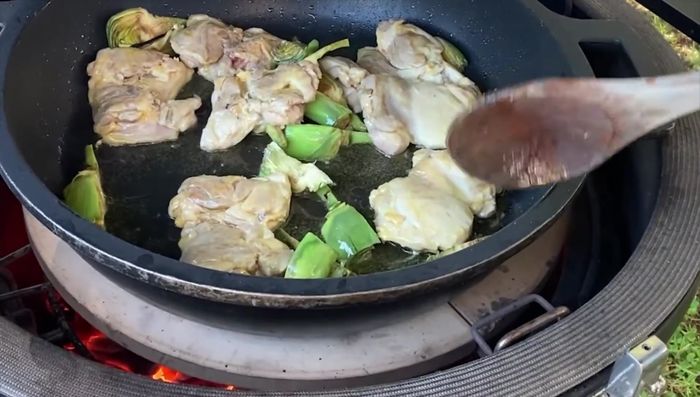 Añadir las alcachofas y cocinar junto al pollo.