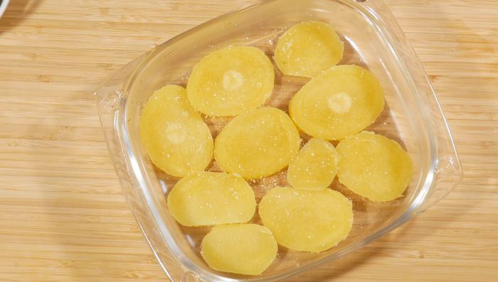 Salpimentar las patatas y colocar la mezcla de verduras encima.
