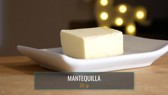 Para la bechamel: fundir la mantequilla en una sartén con el aceite. Agregar la maicena y tostar unos segundos.
