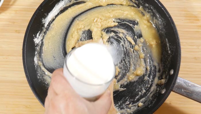 Añadir la leche poco a poco, removiendo constantemente hasta obtener una salsa cremosa. Incorporar sal, pimienta y nuez moscada.
